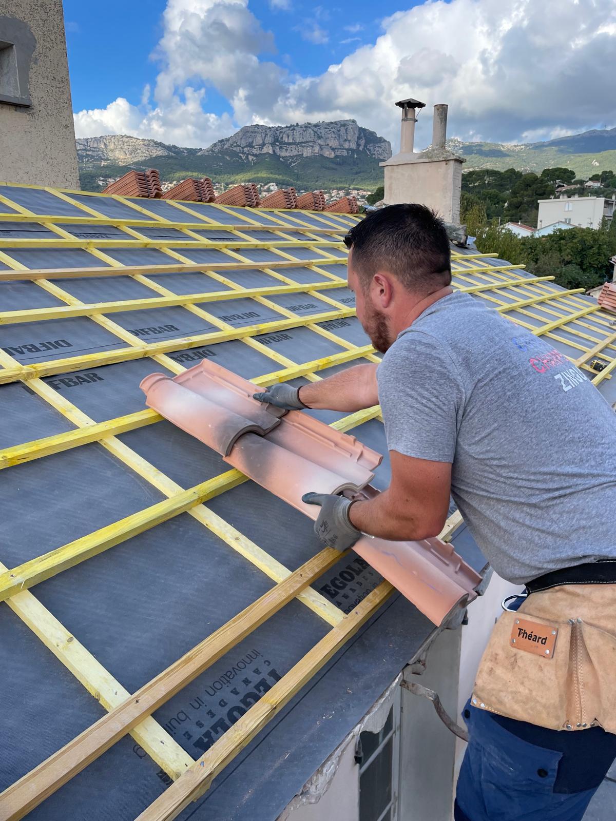 Artisan couvreur au travail
